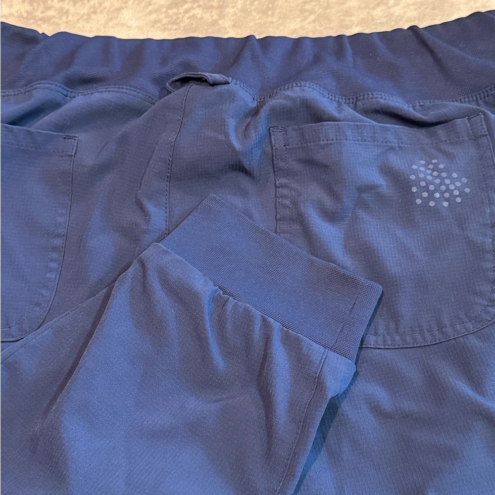 Heart and Soul scrubs. Jogger bottoms and classic fit top. Size Large